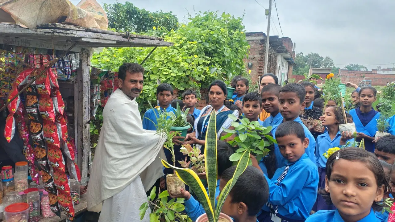 विद्यालय के बच्चों के साथ गांव के ग्रामीण को पौधा देती प्रधान शिक्षिका सुनीता कुमारी | Prabhat Khabar Network विद्यालय के बच्चों के साथ गांव के ग्रामीण को पौधा देती प्रधान शिक्षिका सुनीता कुमारी | Prabhat Khabar Network