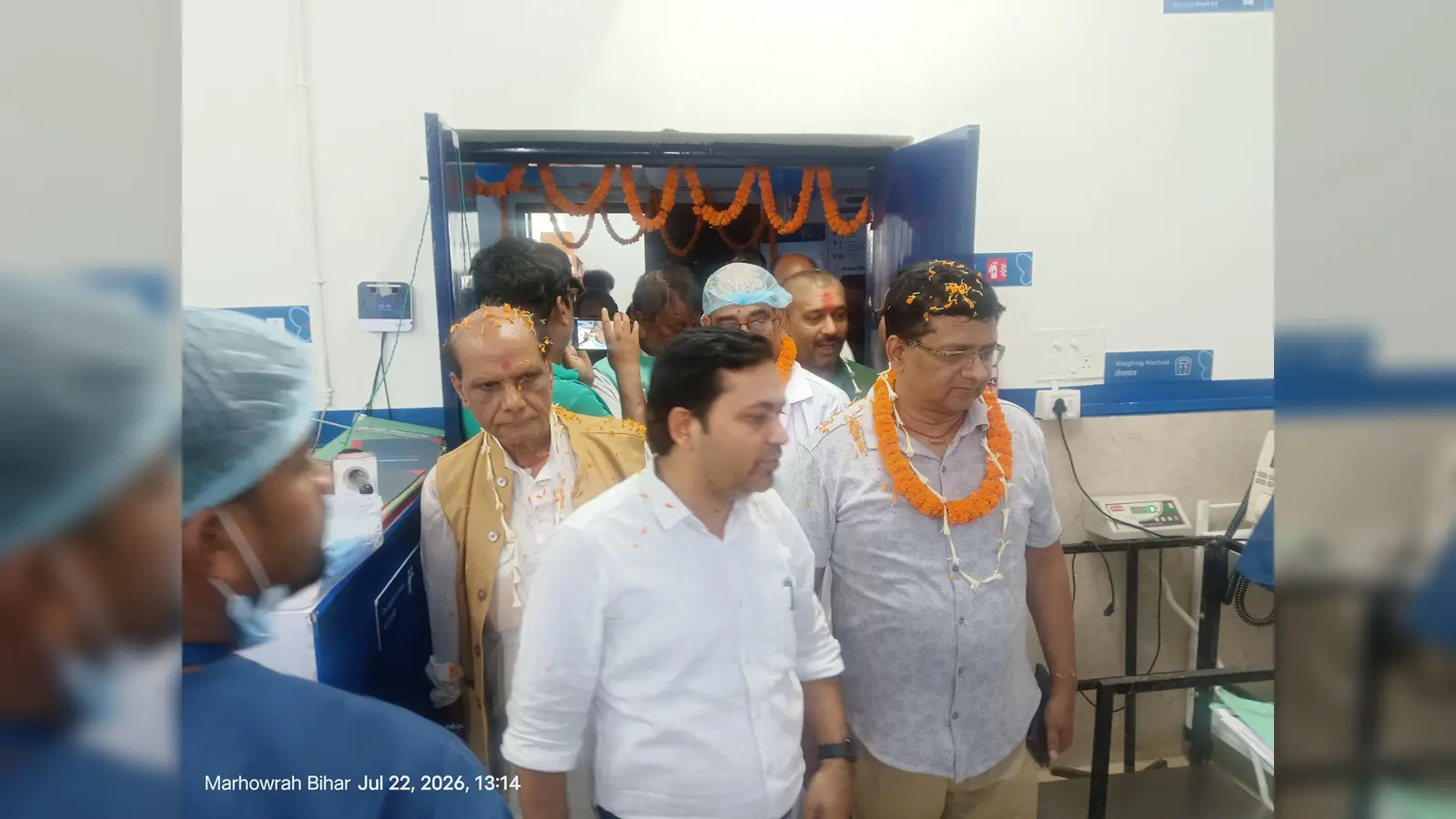 शुभारंभ के मौके पर डीसीएलआर धनंजय त्रिपाठी व अन्य | Prabhat Khabar Network शुभारंभ के मौके पर डीसीएलआर धनंजय त्रिपाठी व अन्य | Prabhat Khabar Network