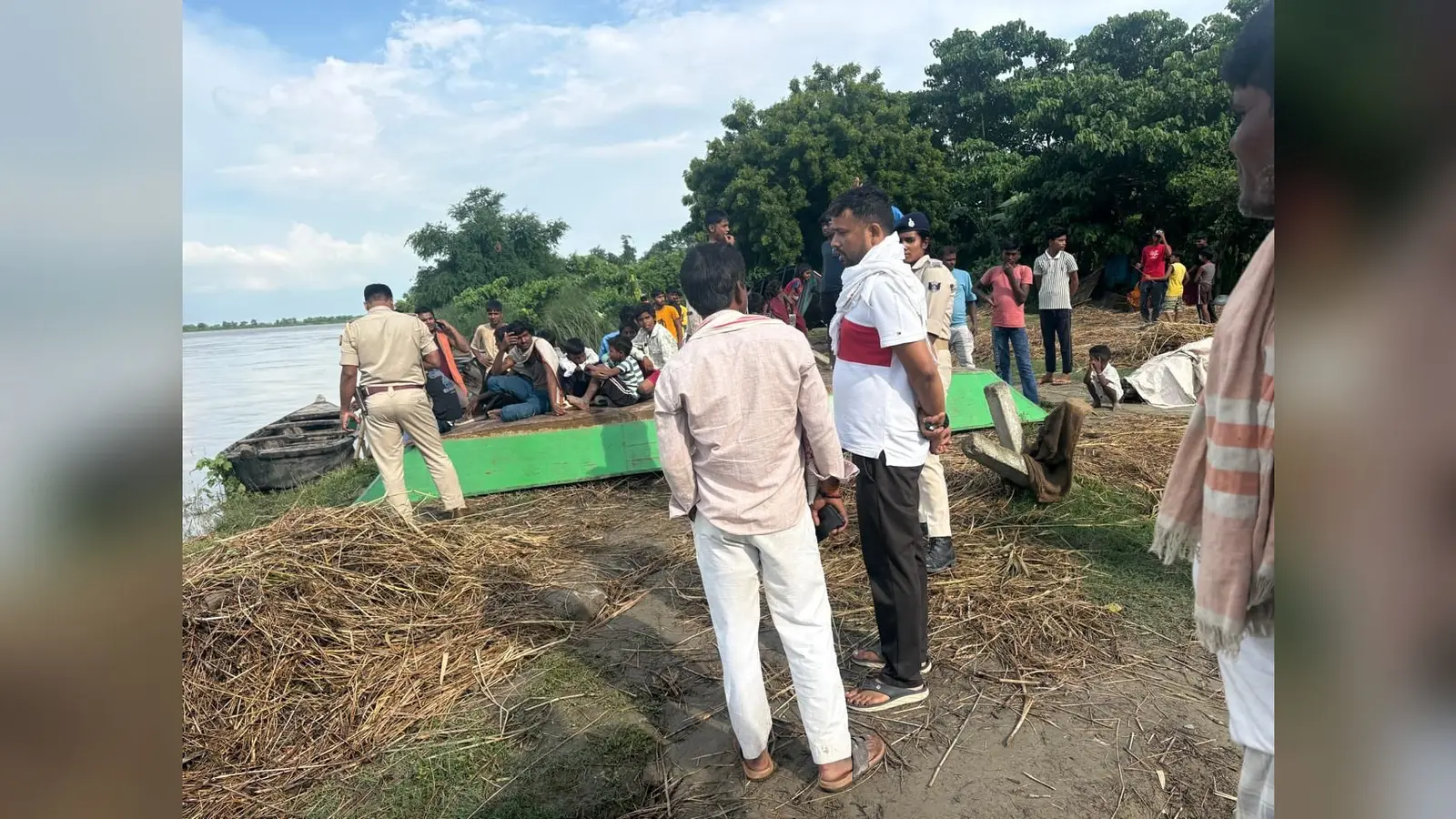 घाट पर मौजूद पूर्व जिलापार्षद प्रतिनिधि मामले की जांच करती पुलिस. | Prabhat Khabar Network घाट पर मौजूद पूर्व जिलापार्षद प्रतिनिधि मामले की जांच करती पुलिस. | Prabhat Khabar Network