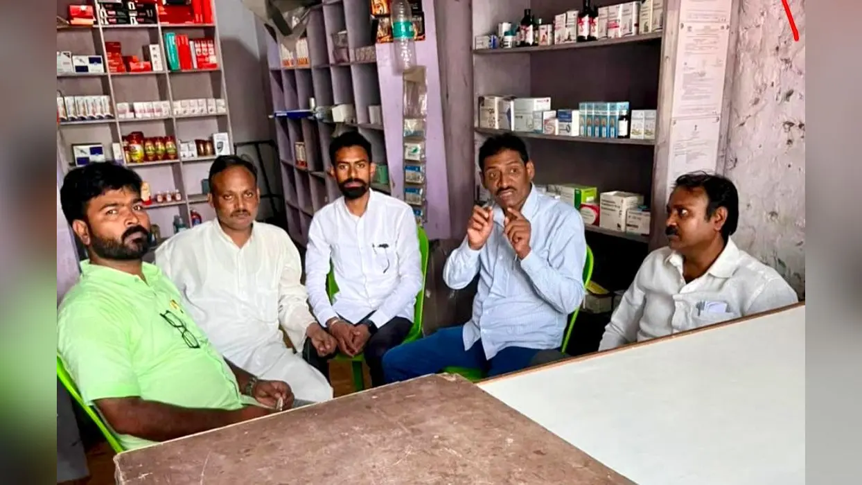 चुनाव पर चर्चा करते पंचायत के पूर्व और संभावित प्रतिनिधि | Prabhat Khabar Network चुनाव पर चर्चा करते पंचायत के पूर्व और संभावित प्रतिनिधि | Prabhat Khabar Network