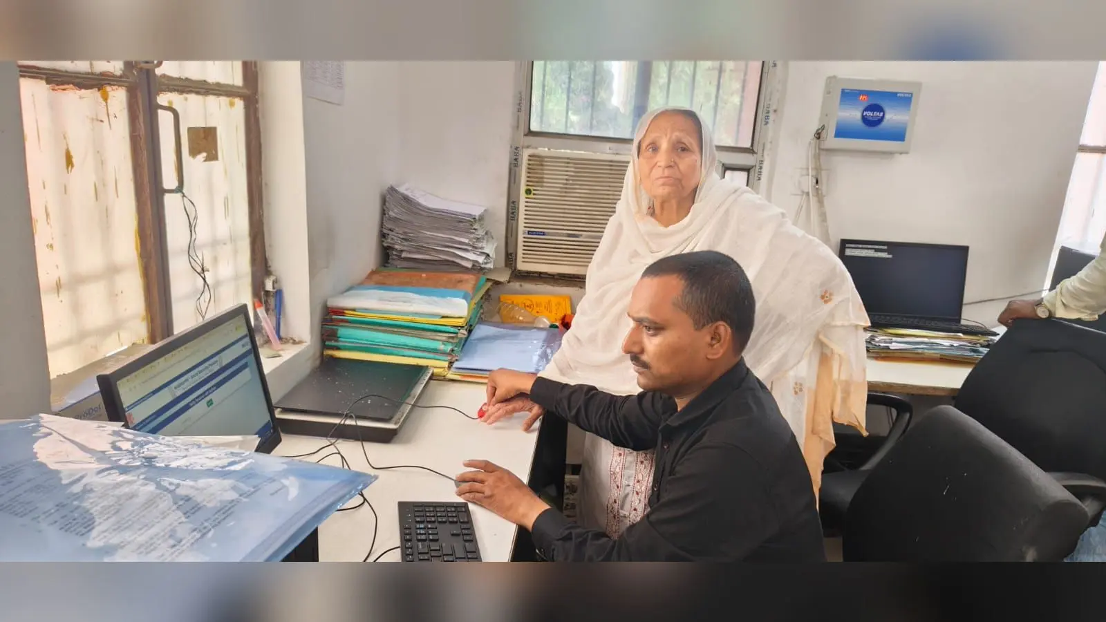 फोटो. नगर परिषद में सत्यापन करते लाभार्थी | Prabhat Khabar Network फोटो. नगर परिषद में सत्यापन करते लाभार्थी | Prabhat Khabar Network