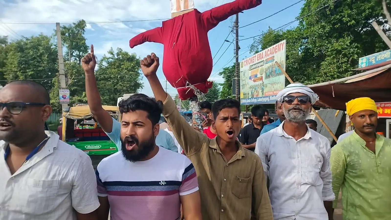 केंद्रीय शिक्षा मंत्री का पुतला दहन करने जाते एमएसयू कार्यकर्ता | Prabhat Khabar Network केंद्रीय शिक्षा मंत्री का पुतला दहन करने जाते एमएसयू कार्यकर्ता | Prabhat Khabar Network
