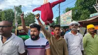 जंतर-मंतर लाठीचार्ज के विरोध में मिथिला स्टूडेंट यूनियन ने शिक्षा मंत्री का पुतला फूंका