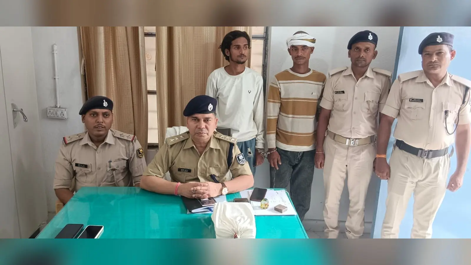 गिरफ्तार युवकों के साथ डीएसपी व थानाध्यक्ष | Prabhat Khabar Network गिरफ्तार युवकों के साथ डीएसपी व थानाध्यक्ष | Prabhat Khabar Network