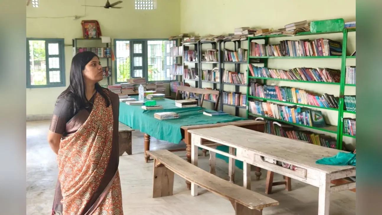 शहर के आदर्श मध्य विद्यालय में अवस्थित पुस्तकालय का निरीक्षण करते डीएम प्रतिभा रानी | Prabhat Khabar Network शहर के आदर्श मध्य विद्यालय में अवस्थित पुस्तकालय का निरीक्षण करते डीएम प्रतिभा रानी | Prabhat Khabar Network
