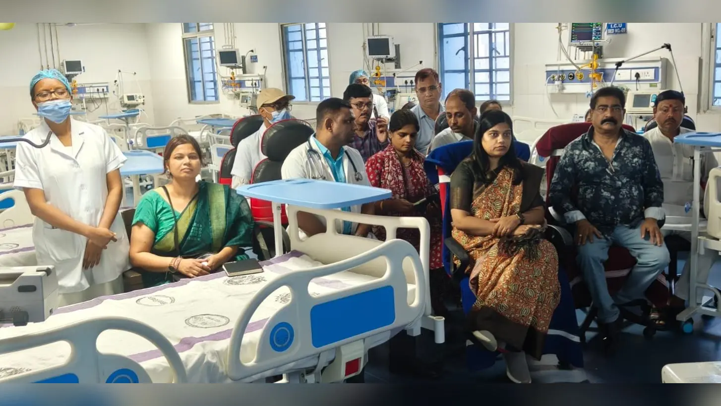 सदर अस्पताल में उद्घाटन समारोह के दौरान डीएम प्रतिभा रानी, प्रभारी सिविल सर्जन डॉ आरके सिंह व अन्य | Prabhat Khabar Network सदर अस्पताल में उद्घाटन समारोह के दौरान डीएम प्रतिभा रानी, प्रभारी सिविल सर्जन डॉ आरके सिंह व अन्य | Prabhat Khabar Network