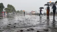 Himachal Monsoon Alert: बादल फटने से कांगड़ा बेहाल, मकान ढहे, कई जिलों में बाढ़ का खतरा
