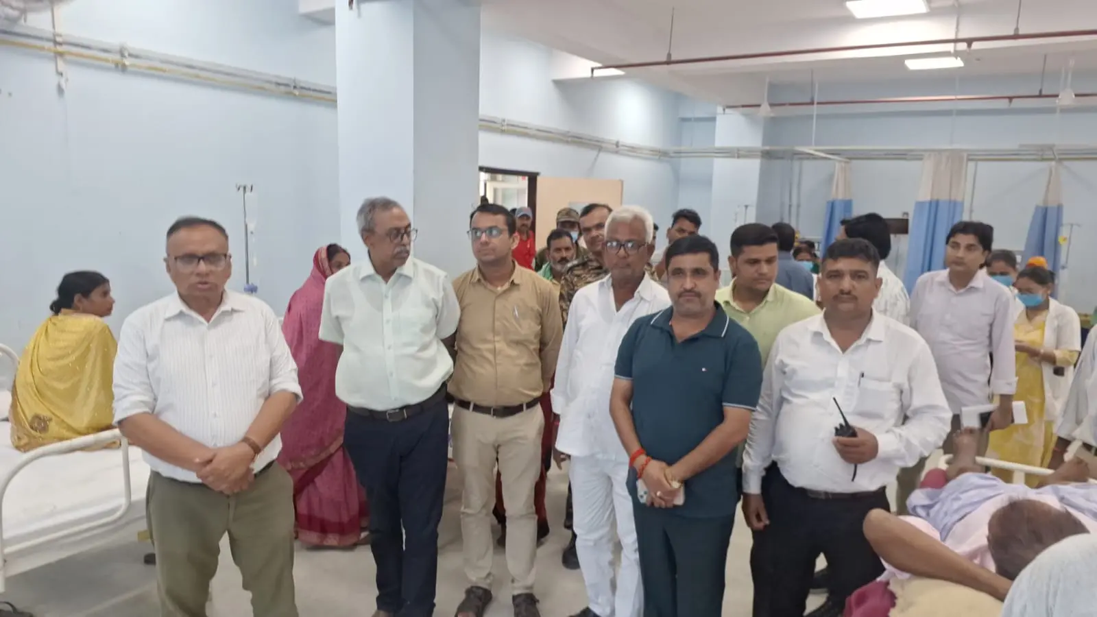 फोटो ,इमरजेंसी वार्ड में एसी लगने के बाद निरीक्षण करते सिवाल सर्जन सहित अन्य लोग. | Prabhat Khabar Network फोटो ,इमरजेंसी वार्ड में एसी लगने के बाद निरीक्षण करते सिवाल सर्जन सहित अन्य लोग. | Prabhat Khabar Network