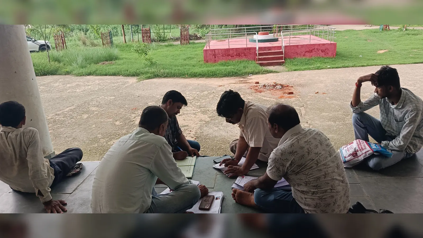 बिक्रमगंज प्रखंड कार्यालय के पास फॉर्म भर रहे लोग | Prabhat Khabar Network बिक्रमगंज प्रखंड कार्यालय के पास फॉर्म भर रहे लोग | Prabhat Khabar Network