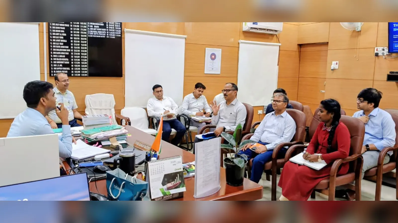 बैठक करते डीएम | Prabhat Khabar Network बैठक करते डीएम | Prabhat Khabar Network
