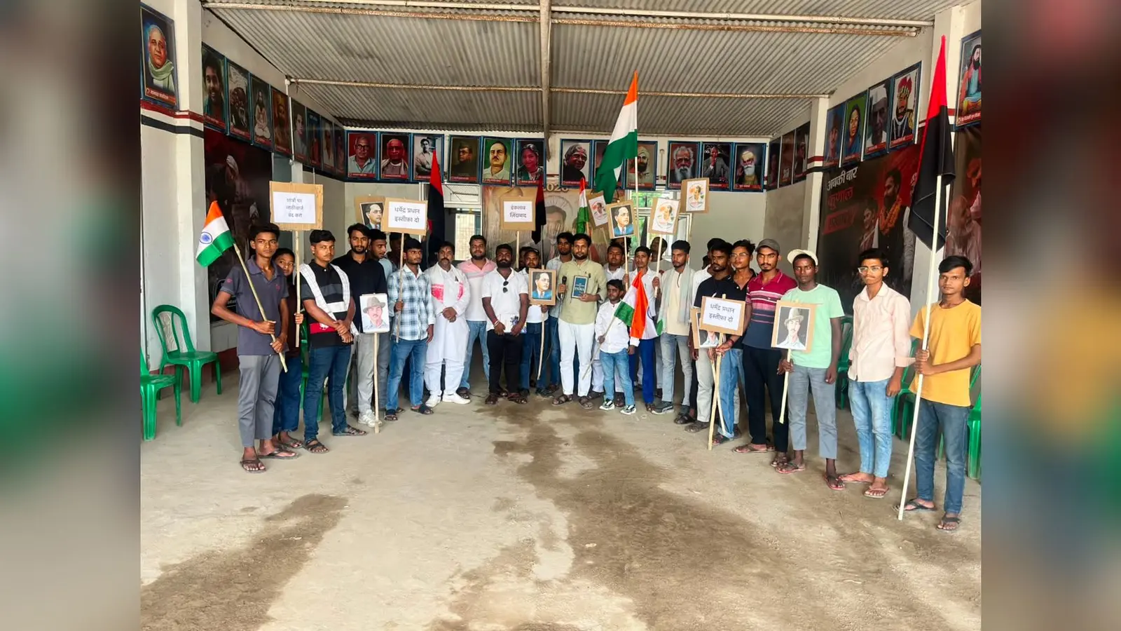 मधुबन में तिरंगा मार्च में शामिल होते लोग | Prabhat Khabar Network मधुबन में तिरंगा मार्च में शामिल होते लोग | Prabhat Khabar Network