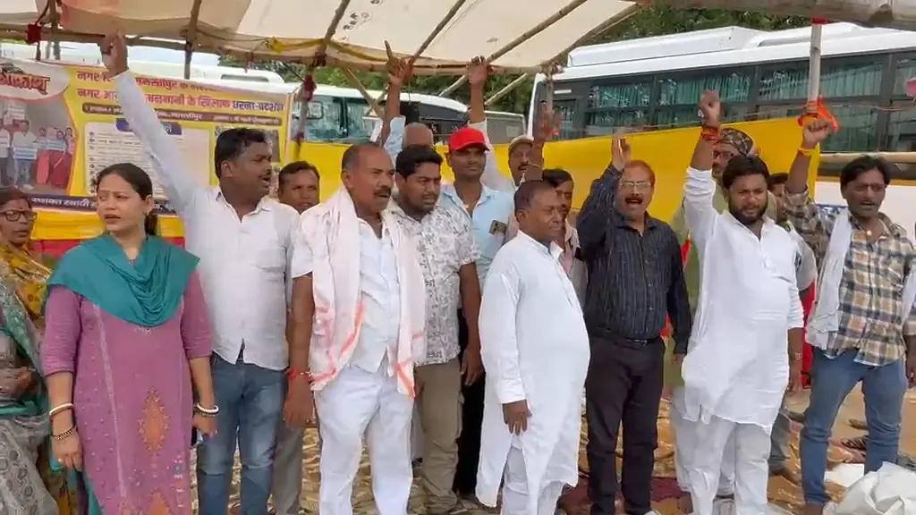 सरकारी बस पड़ाव में धरनास्थल पर नारेबाजी करते वार्ड पार्षद | Prabhat Khabar Network सरकारी बस पड़ाव में धरनास्थल पर नारेबाजी करते वार्ड पार्षद | Prabhat Khabar Network