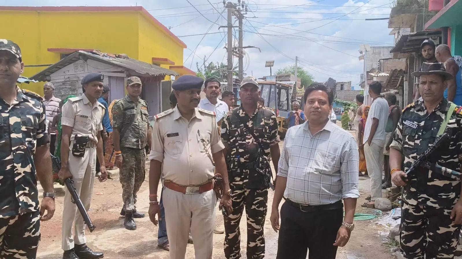 महिनाथपुर बॉर्डर पर मुख्य सड़क खाली कराते प्रशासन | Prabhat Khabar Network महिनाथपुर बॉर्डर पर मुख्य सड़क खाली कराते प्रशासन | Prabhat Khabar Network