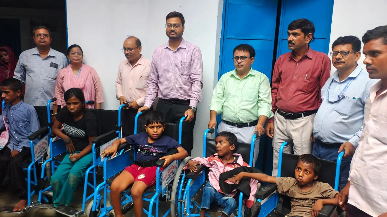 सहाय उपकरण प्राप्त बच्चों के साथ समावेशी शिक्षा संभाग की टीम, | Prabhat Khabar Network सहाय उपकरण प्राप्त बच्चों के साथ समावेशी शिक्षा संभाग की टीम, | Prabhat Khabar Network