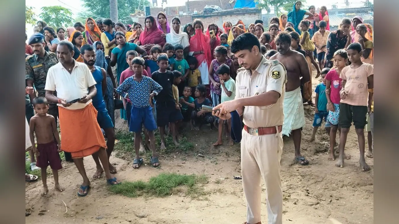 फोटो संख्या 01- घटनास्थल के पास लगी लोगों की भीड़ व मामले की जांच करते पुलिस पदाधिकारी | Prabhat Khabar Network फोटो संख्या 01- घटनास्थल के पास लगी लोगों की भीड़ व मामले की जांच करते पुलिस पदाधिकारी | Prabhat Khabar Network