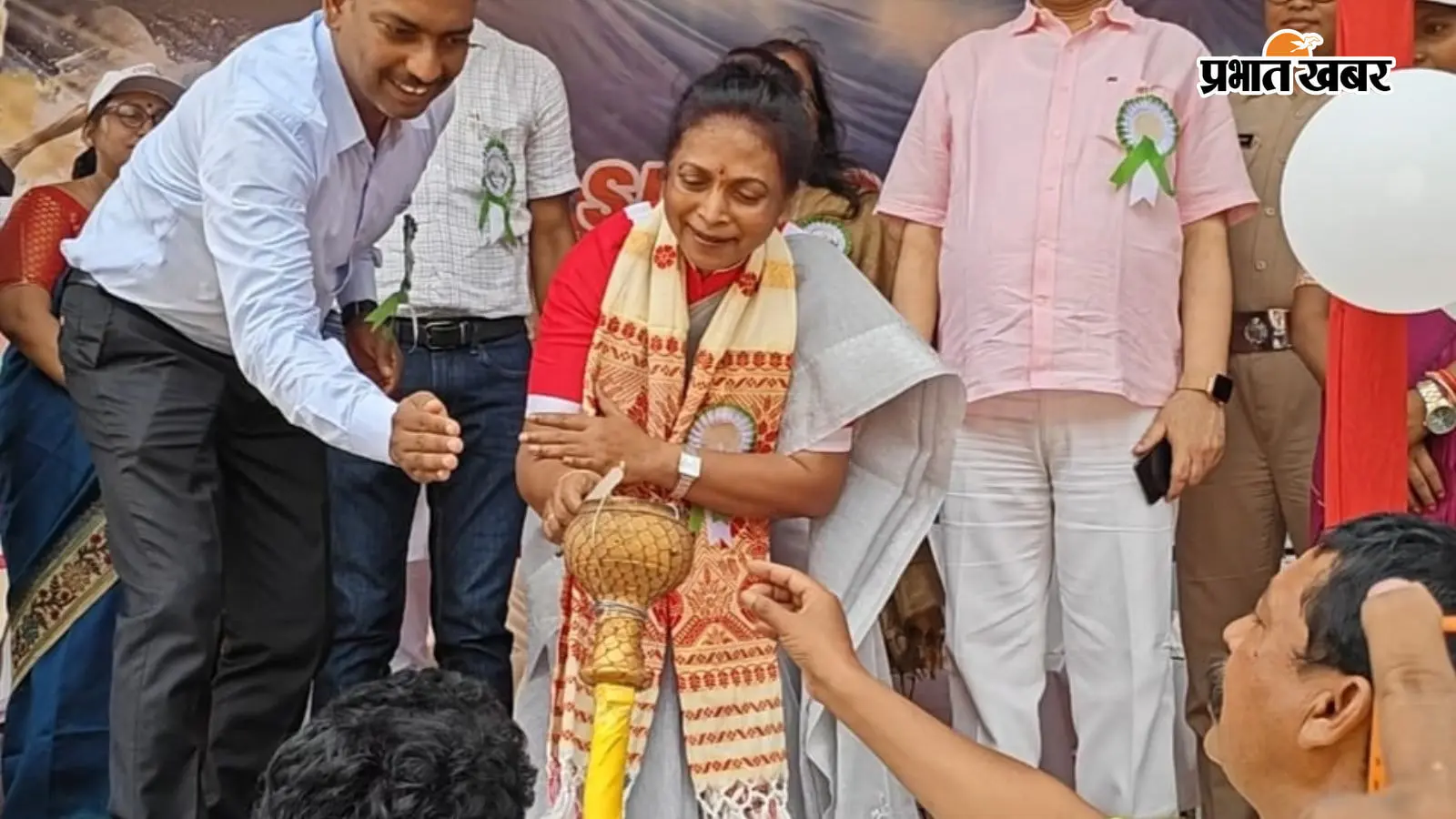 उद्घाटन करतीं विधायक लुईस मरांडी उद्घाटन करतीं विधायक लुईस मरांडी