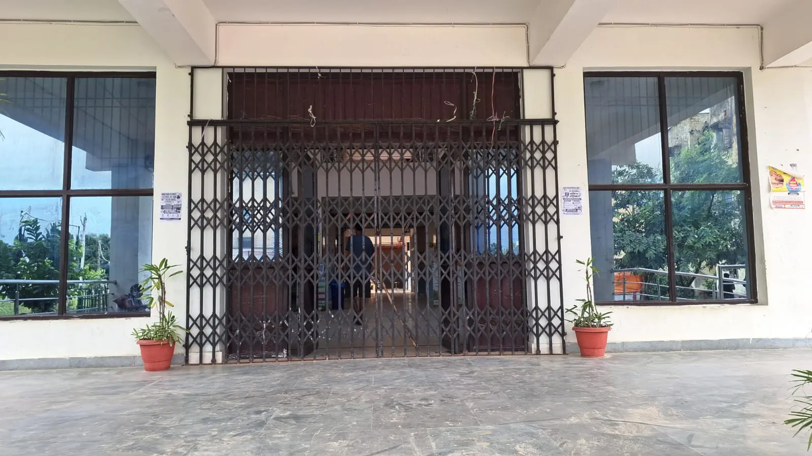 फोटो :- बेनीपट्टी अनुमंडलीय अस्पताल के मुख्य गेट पर लटका ताला | Prabhat Khabar Network फोटो :- बेनीपट्टी अनुमंडलीय अस्पताल के मुख्य गेट पर लटका ताला | Prabhat Khabar Network