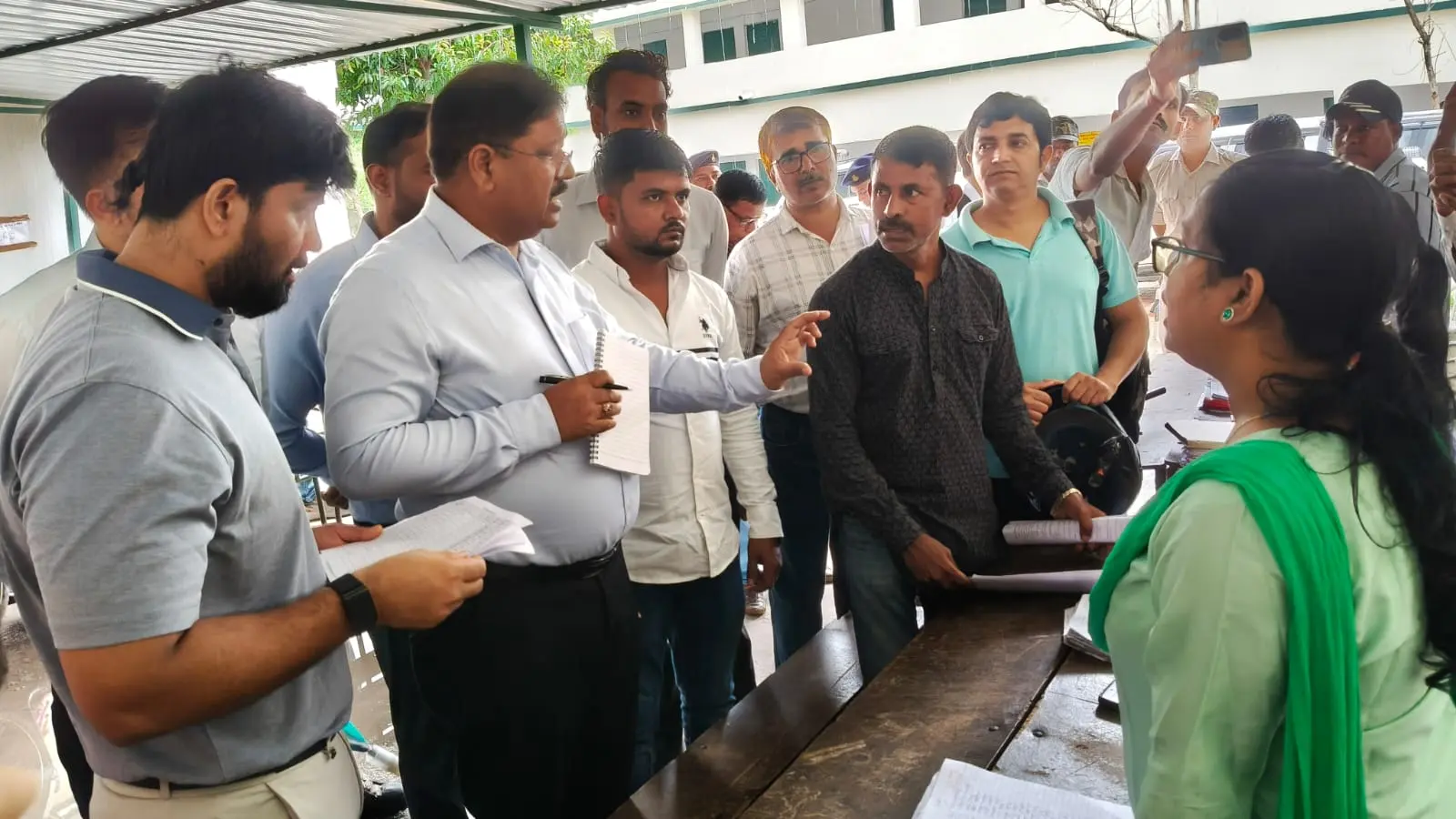 पुनरीक्षण कार्य निरीक्षण करते अपर मुख्य निर्वाचन पदाधिकारी | Prabhat Khabar Network पुनरीक्षण कार्य निरीक्षण करते अपर मुख्य निर्वाचन पदाधिकारी | Prabhat Khabar Network