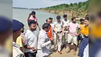 आरा : मौजमपुर में गंगा कटाव का एसडीएम ने लिया जायजा, दूसरे स्थान से बालू भराई का दिया निर्देश