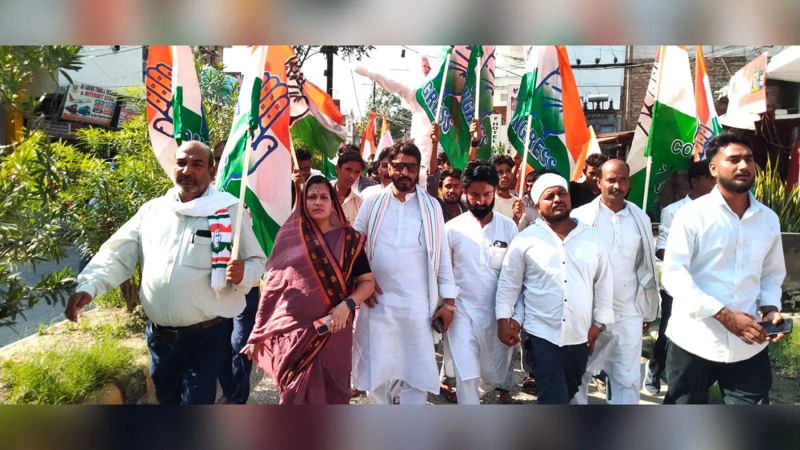 फोटो नं 16- शहर की सड़क पर आक्रोश प्रदर्शन करते कांग्रेस कार्यकर्त | Prabhat Khabar Network फोटो नं 16- शहर की सड़क पर आक्रोश प्रदर्शन करते कांग्रेस कार्यकर्त | Prabhat Khabar Network