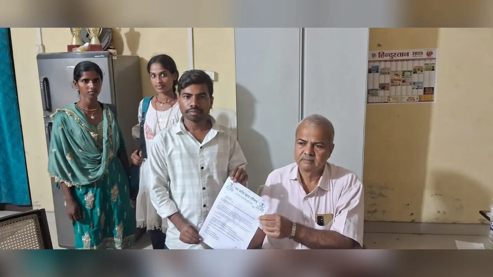 फोटो :- प्राचार्य को ज्ञापन सौंपते परिषद् के अध्यक्ष व सदस्य | Prabhat Khabar Network फोटो :- प्राचार्य को ज्ञापन सौंपते परिषद् के अध्यक्ष व सदस्य | Prabhat Khabar Network