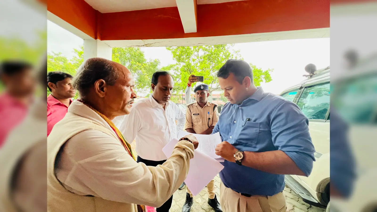 फुलवरिया में विभिन्न दफ्तरों का औचक निरीक्षण करते डीएम | Prabhat Khabar Network फुलवरिया में विभिन्न दफ्तरों का औचक निरीक्षण करते डीएम | Prabhat Khabar Network
