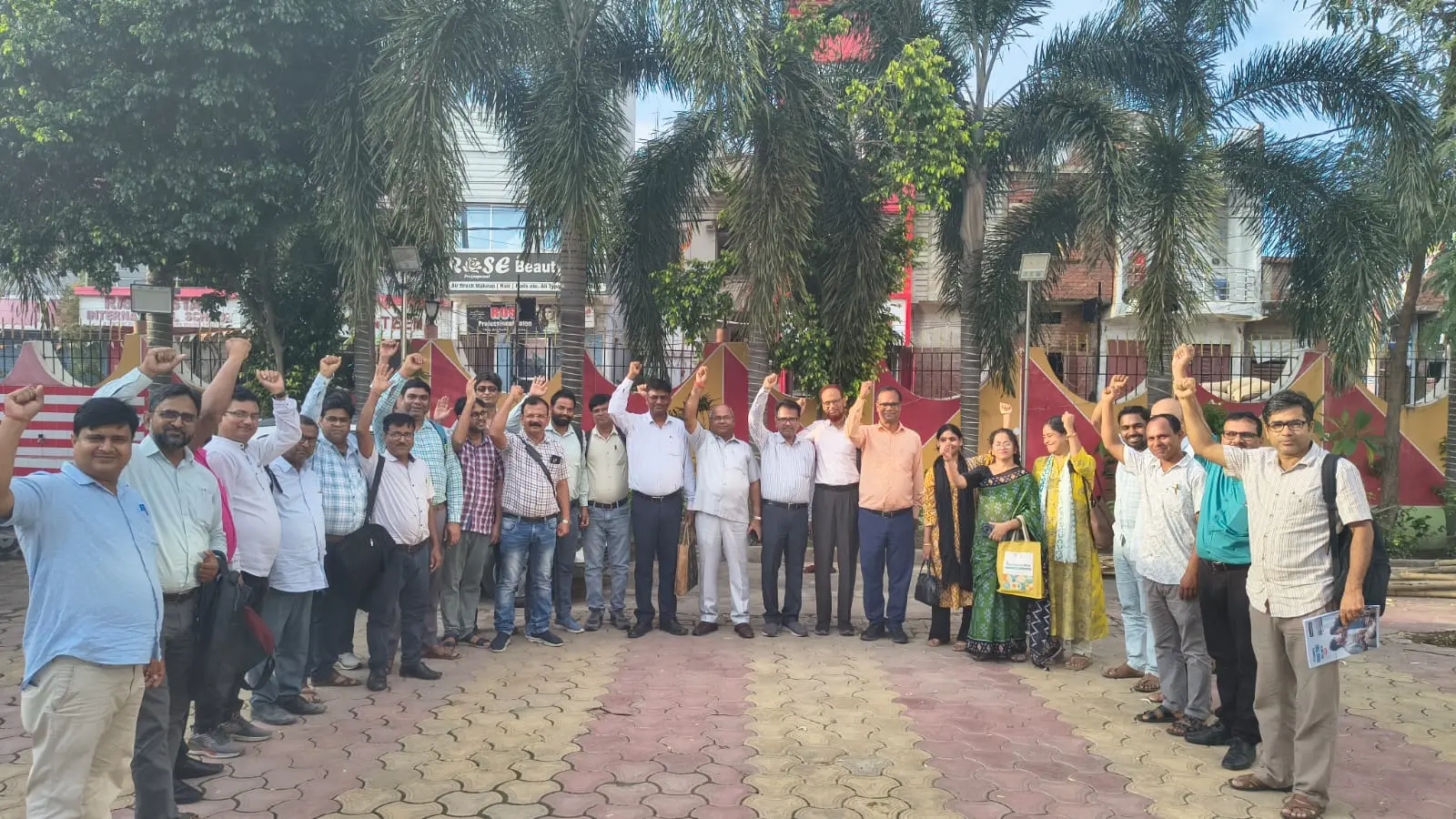 बैठक के दौरान एक जूटता दिखाते शिक्षक | Prabhat Khabar Network बैठक के दौरान एक जूटता दिखाते शिक्षक | Prabhat Khabar Network