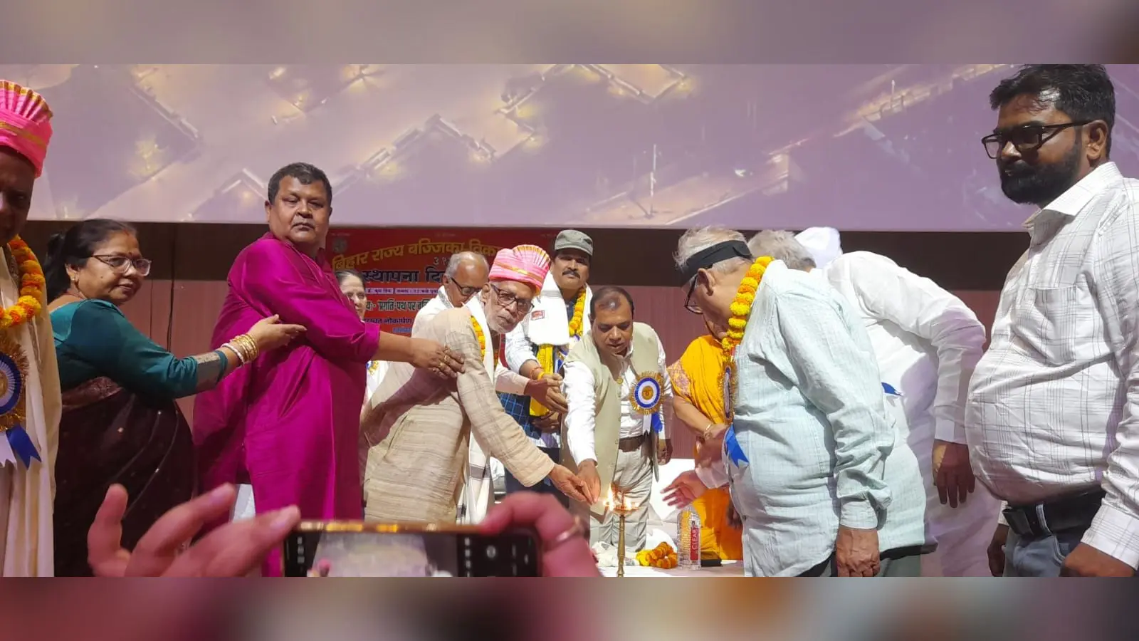 दिप जला उद्घाटन करते अतिथि | Prabhat Khabar Network दिप जला उद्घाटन करते अतिथि | Prabhat Khabar Network