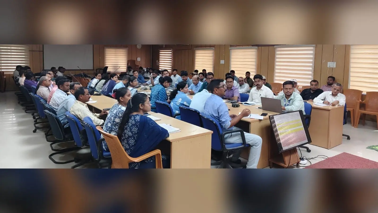 डीएम प्रतिभा रानी की बैठक में शामिल अधिकारी गण | Prabhat Khabar Network डीएम प्रतिभा रानी की बैठक में शामिल अधिकारी गण | Prabhat Khabar Network