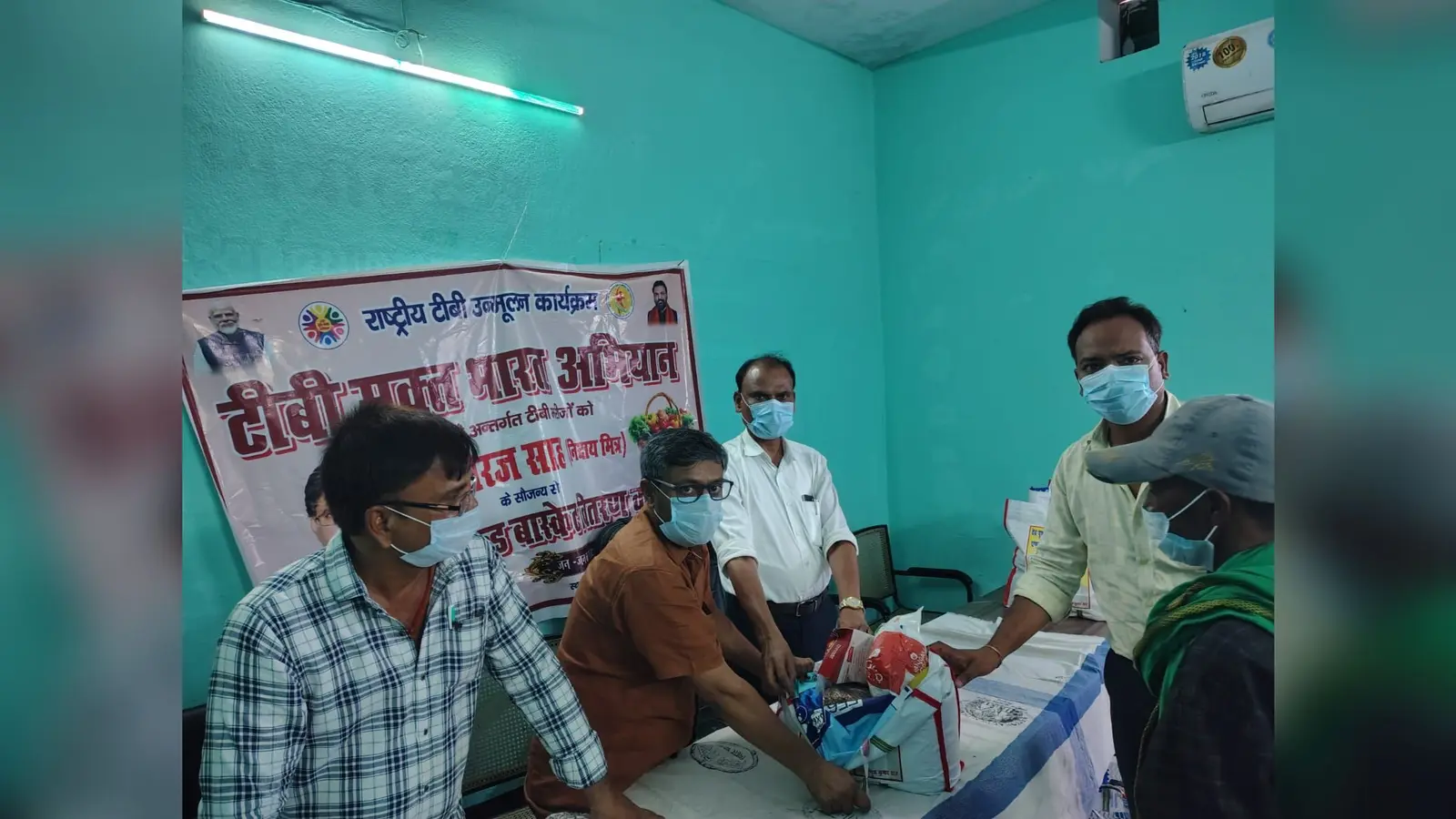 पोषण सामग्री का वितरण करते लोग | Prabhat Khabar Network पोषण सामग्री का वितरण करते लोग | Prabhat Khabar Network