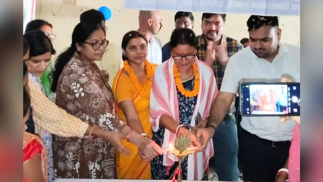 फोटो-रामगढ़ चौक में उद्घाटन करती अतिथि | Prabhat Khabar Network फोटो-रामगढ़ चौक में उद्घाटन करती अतिथि | Prabhat Khabar Network