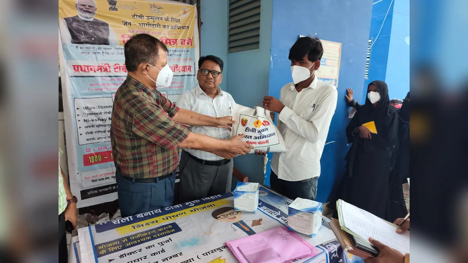 टीबी मरीजों को फुड बास्केट देते सीएस व सीडीओ | Prabhat Khabar Network टीबी मरीजों को फुड बास्केट देते सीएस व सीडीओ | Prabhat Khabar Network