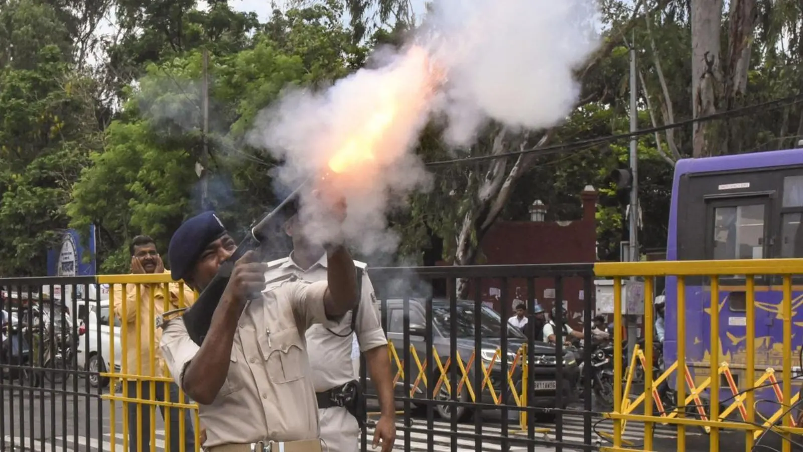 प्रदर्शनकारियों पर आंसू गैस के गोले छोड़े गए (PTI) प्रदर्शनकारियों पर आंसू गैस के गोले छोड़े गए (PTI)