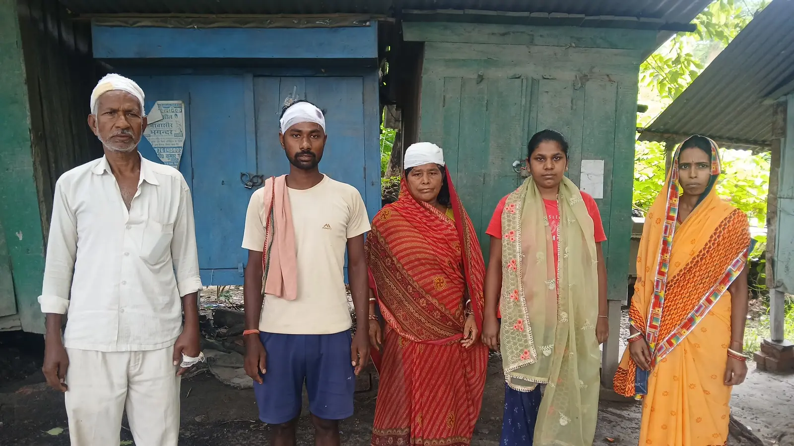 मारपीट में घायल रामशंकर राय व उनके परिजन | Prabhat Khabar Network मारपीट में घायल रामशंकर राय व उनके परिजन | Prabhat Khabar Network