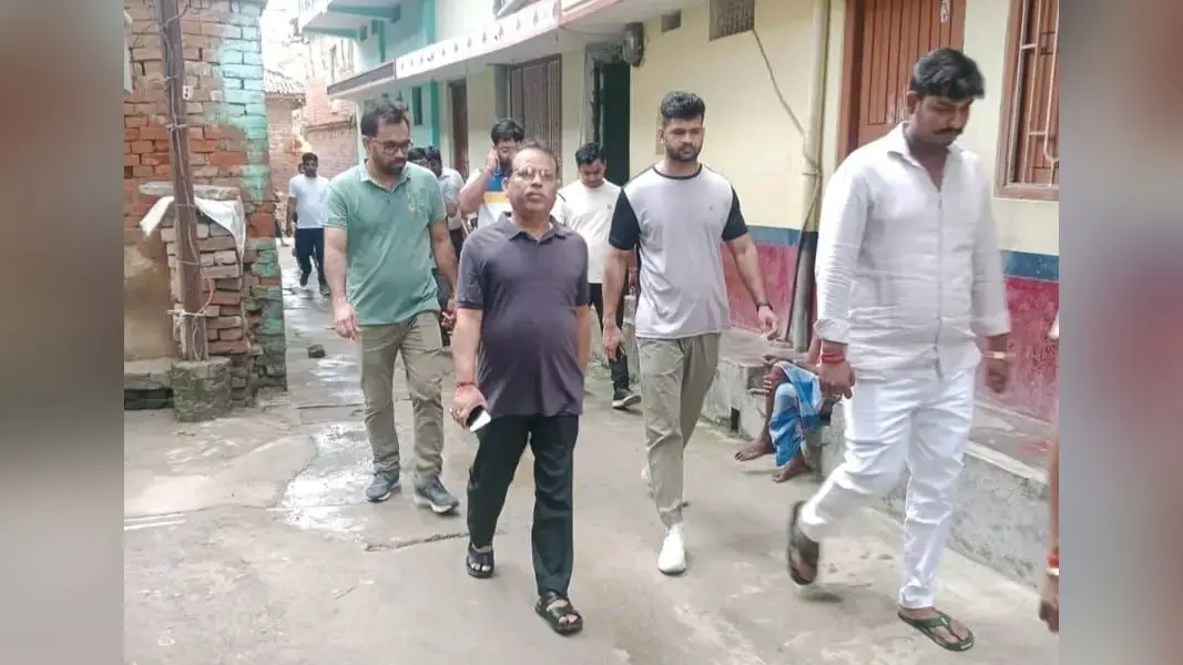 फोटो : वार्ड का निरीक्षण करते नगर आयुक्त कृत्यानंद रंजन व साथ में उप नगर आयुक्त शम्स रज एवं अन्य | Prabhat Khabar Network फोटो : वार्ड का निरीक्षण करते नगर आयुक्त कृत्यानंद रंजन व साथ में उप नगर आयुक्त शम्स रज एवं अन्य | Prabhat Khabar Network