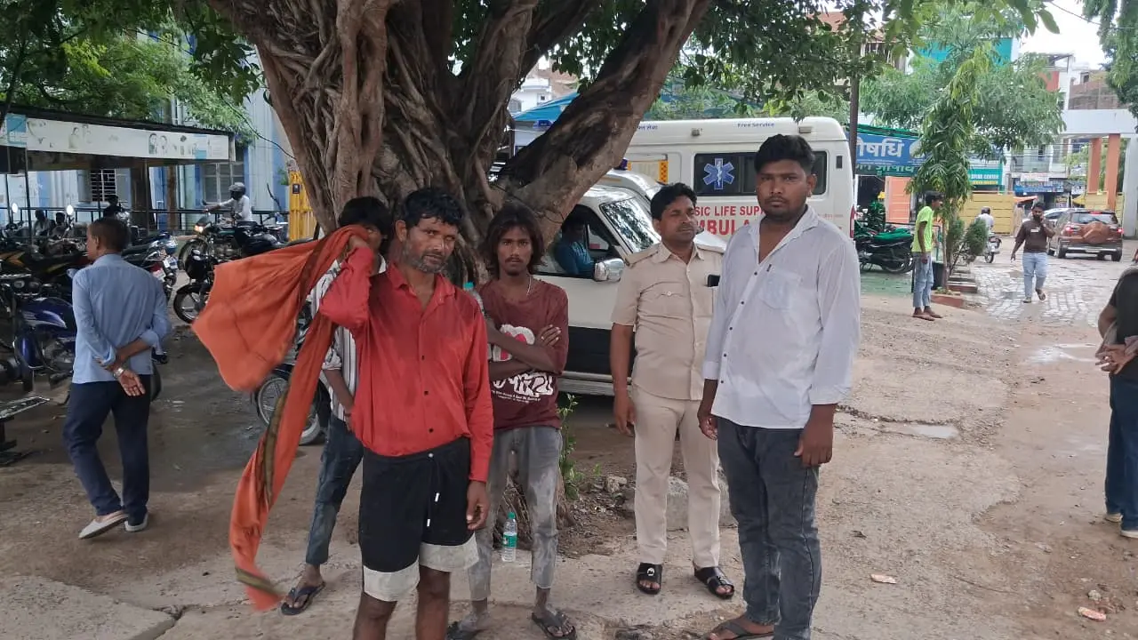 फोटो नं 112. पोस्टमार्टम के लिये परिजन सदर अस्पताल पंहुचे. | Prabhat Khabar Network फोटो नं 112. पोस्टमार्टम के लिये परिजन सदर अस्पताल पंहुचे. | Prabhat Khabar Network