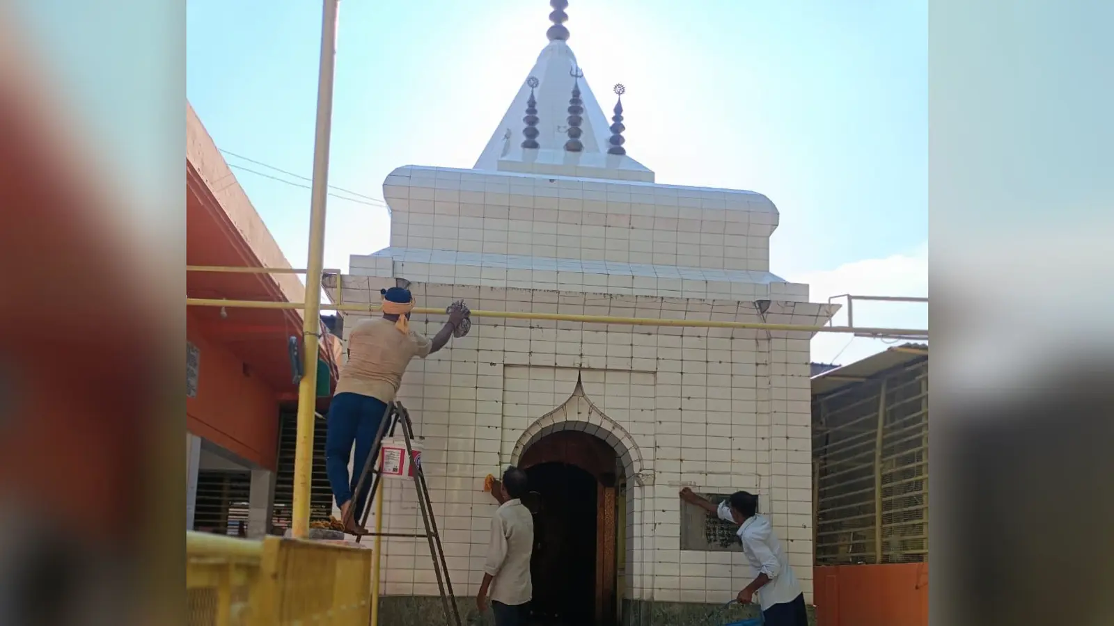 मीरगंज के औघड़ दानी शिव मंदिर में सावन महोत्सव को लेकर साफ सफाई में जुटे मजदूर | Prabhat Khabar Network मीरगंज के औघड़ दानी शिव मंदिर में सावन महोत्सव को लेकर साफ सफाई में जुटे मजदूर | Prabhat Khabar Network