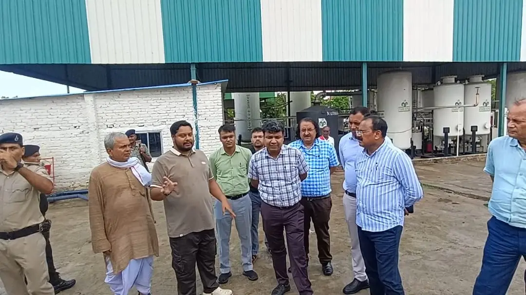 घुसियां खुर्द स्थित बायों गैस प्लांट का निरीक्षण करते जिलाधिकारी दीपक मिश्रा | Prabhat Khabar Network घुसियां खुर्द स्थित बायों गैस प्लांट का निरीक्षण करते जिलाधिकारी दीपक मिश्रा | Prabhat Khabar Network