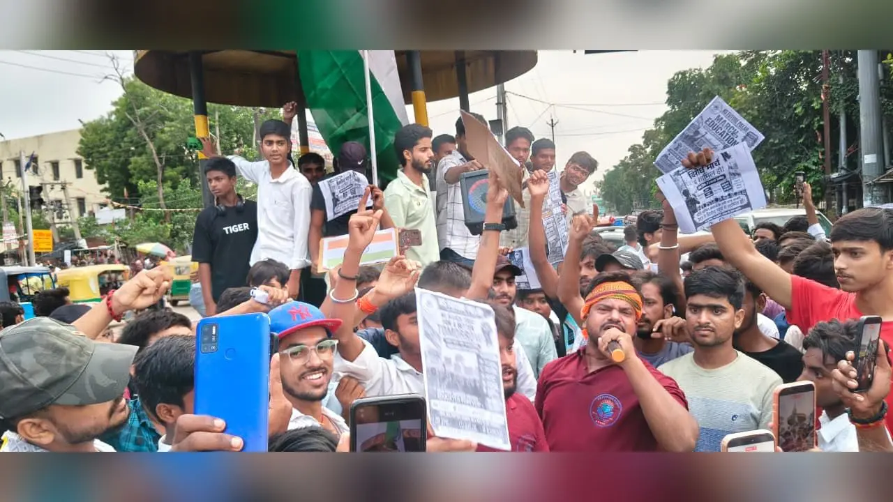 फोटो कैप्शन : सासाराम के पोस्ट ऑफिस चौक पर प्रदर्शन करते छात्र-छात्राएं. | Prabhat Khabar Network फोटो कैप्शन : सासाराम के पोस्ट ऑफिस चौक पर प्रदर्शन करते छात्र-छात्राएं. | Prabhat Khabar Network