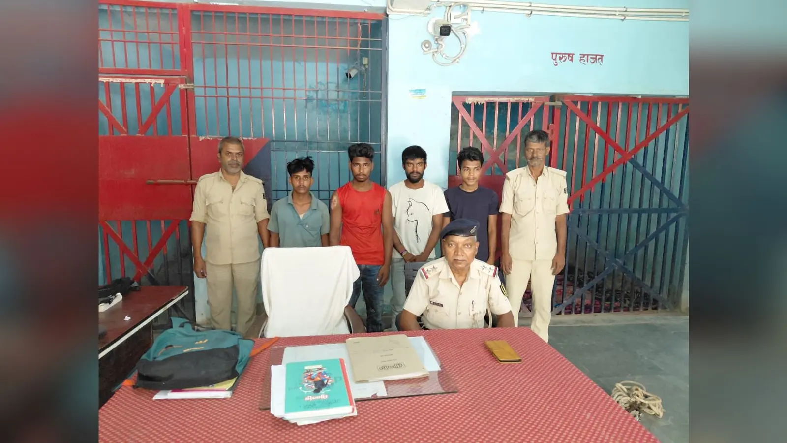पुलिस गिरफ्त में बदमाश | Prabhat Khabar Network पुलिस गिरफ्त में बदमाश | Prabhat Khabar Network