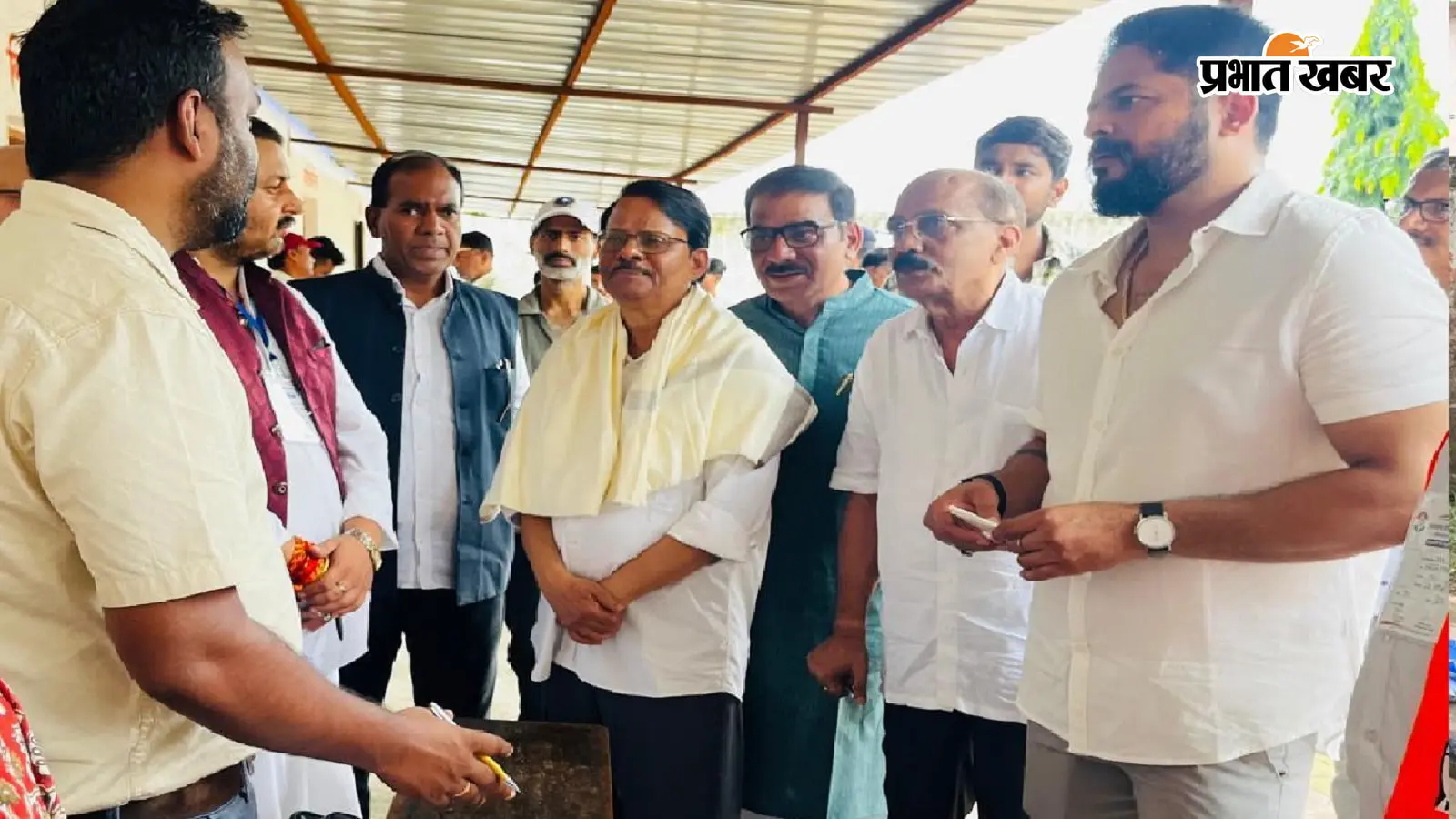 रांची के लालपुर में बूथ पर एसआईआर का जायजा लेते झारखंड कांग्रेस के प्रभारी के राजू (बीच में). फोटो: प्रभात खबर रांची के लालपुर में बूथ पर एसआईआर का जायजा लेते झारखंड कांग्रेस के प्रभारी के राजू (बीच में). फोटो: प्रभात खबर