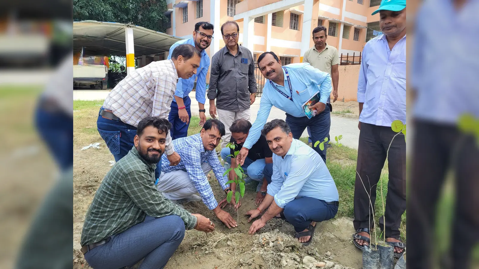 डायट परिसर में पौधारोपण करते प्राचार्य डॉ दीपक कुमार | Prabhat Khabar Network डायट परिसर में पौधारोपण करते प्राचार्य डॉ दीपक कुमार | Prabhat Khabar Network