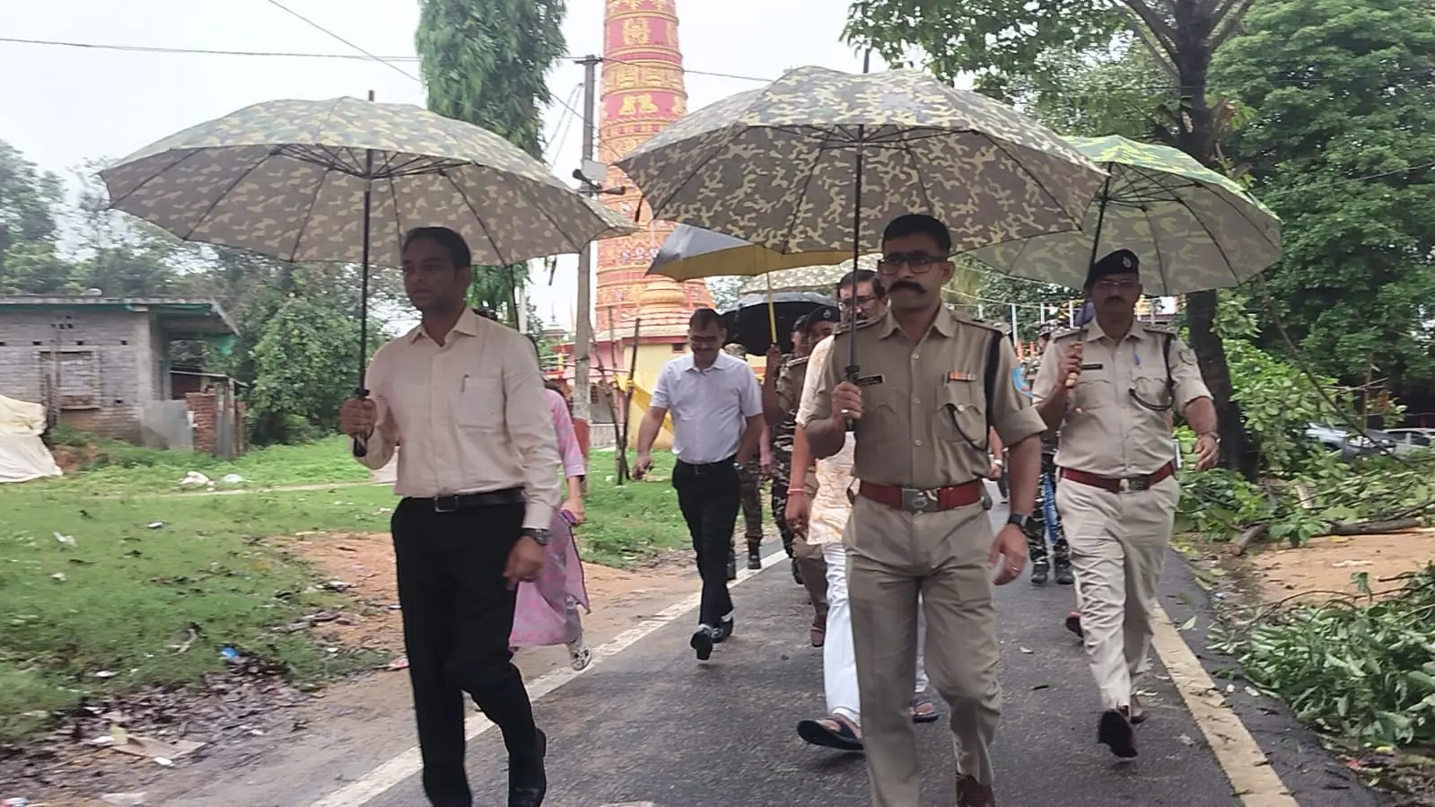 आम्रेश्वर धाम में निरीक्षण करते उपायुक्त और एसपी | Prabhat Khabar Network आम्रेश्वर धाम में निरीक्षण करते उपायुक्त और एसपी | Prabhat Khabar Network