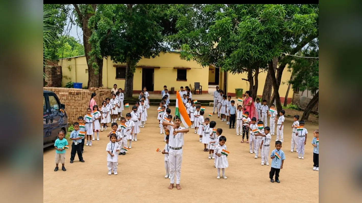 फ़ोटो 1 - लिटल स्टार के छात्र व आकर्षण का केंद्र पिरामिड. | Prabhat Khabar Network फ़ोटो 1 - लिटल स्टार के छात्र व आकर्षण का केंद्र पिरामिड. | Prabhat Khabar Network