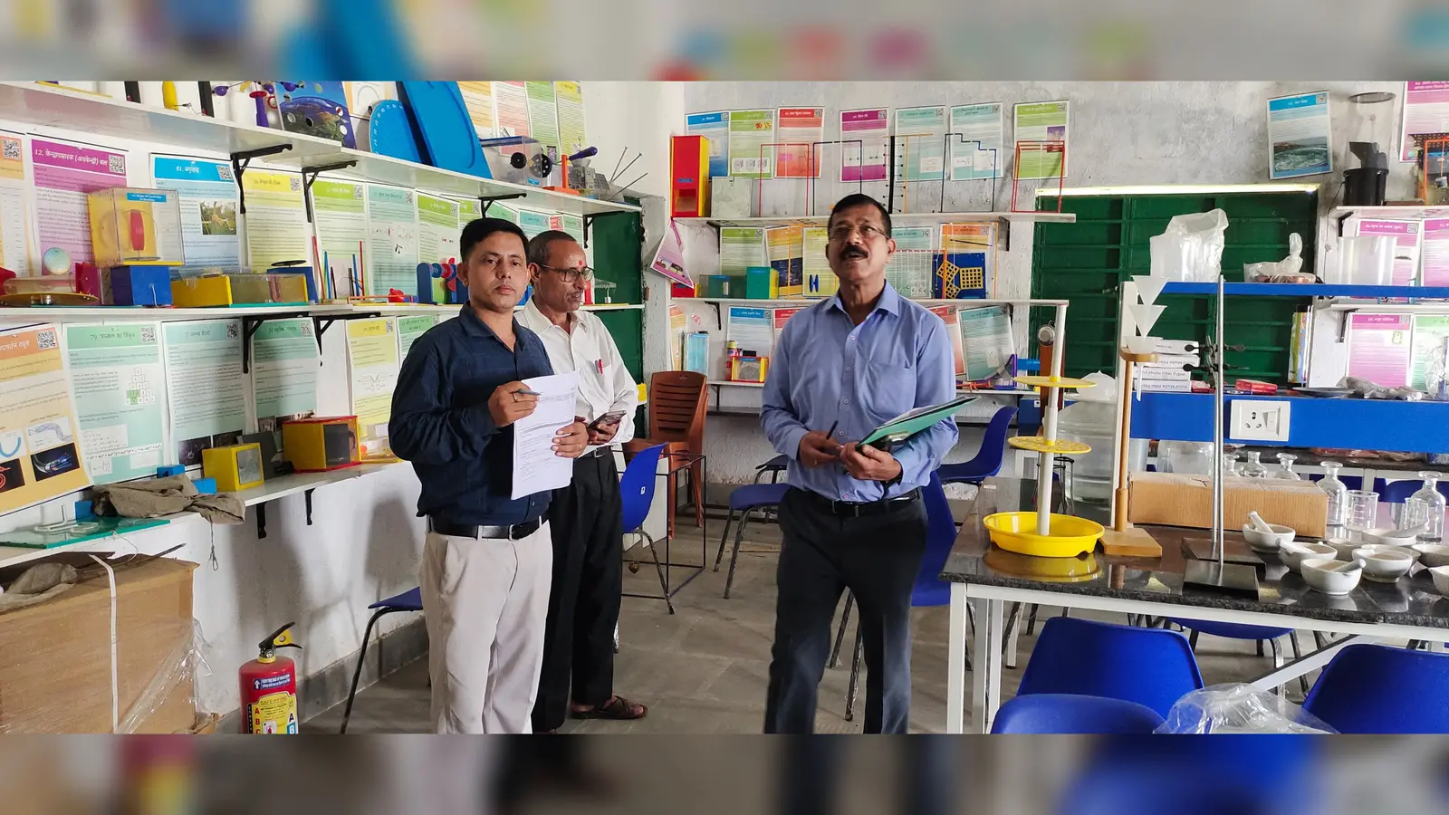 निरीक्षण करते अपर सचिव. | Prabhat Khabar Network निरीक्षण करते अपर सचिव. | Prabhat Khabar Network