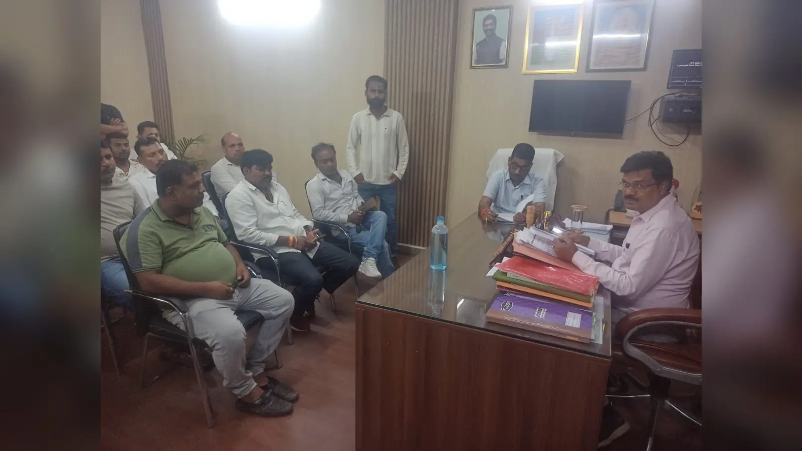 फोटो फाइल 22 पतरातू-4 ट्रक ओनर्स एसोसिएशन व बालू घाट संचालकों के साथ बैठक करते अंचलाधिकारी. | Prabhat Khabar Network फोटो फाइल 22 पतरातू-4 ट्रक ओनर्स एसोसिएशन व बालू घाट संचालकों के साथ बैठक करते अंचलाधिकारी. | Prabhat Khabar Network