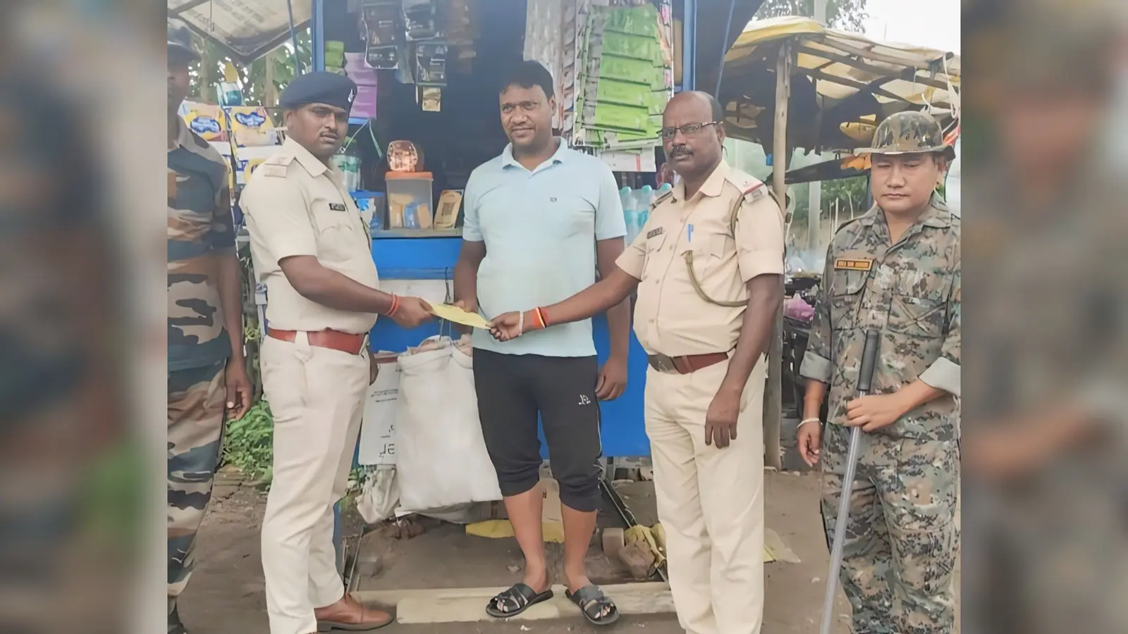 फोटो फाइल : 22गोला, 01- छापेमारी के दौरान मौजूद पुलिस | Prabhat Khabar Network फोटो फाइल : 22गोला, 01- छापेमारी के दौरान मौजूद पुलिस | Prabhat Khabar Network