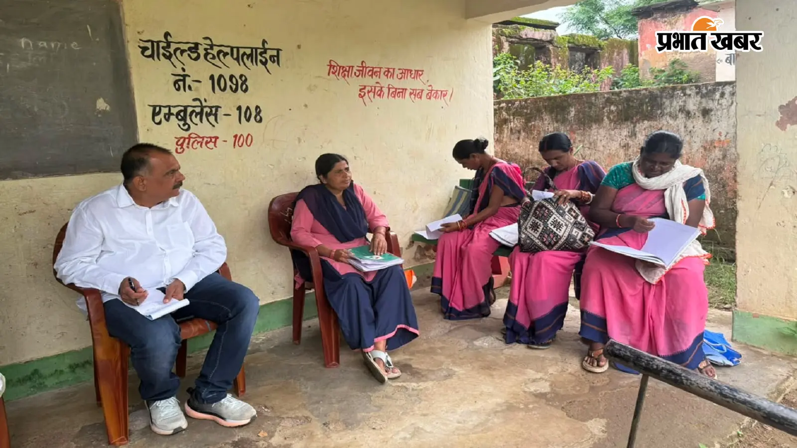 मतदान केंद्र में लगे चुनाव पाठशाला में पहुंचे कांग्रेस प्रवक्ता सह जिला प्रभारी आलोक कुमार दुबे. फोटो: प्रभात खबर मतदान केंद्र में लगे चुनाव पाठशाला में पहुंचे कांग्रेस प्रवक्ता सह जिला प्रभारी आलोक कुमार दुबे. फोटो: प्रभात खबर