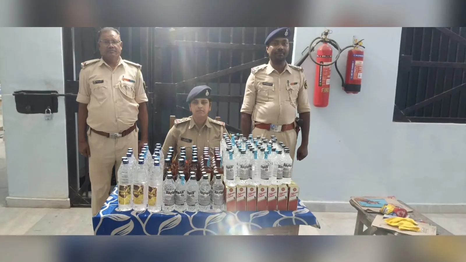 फोटो. शराब प्रदर्श करती पुलिस | Prabhat Khabar Network फोटो. शराब प्रदर्श करती पुलिस | Prabhat Khabar Network