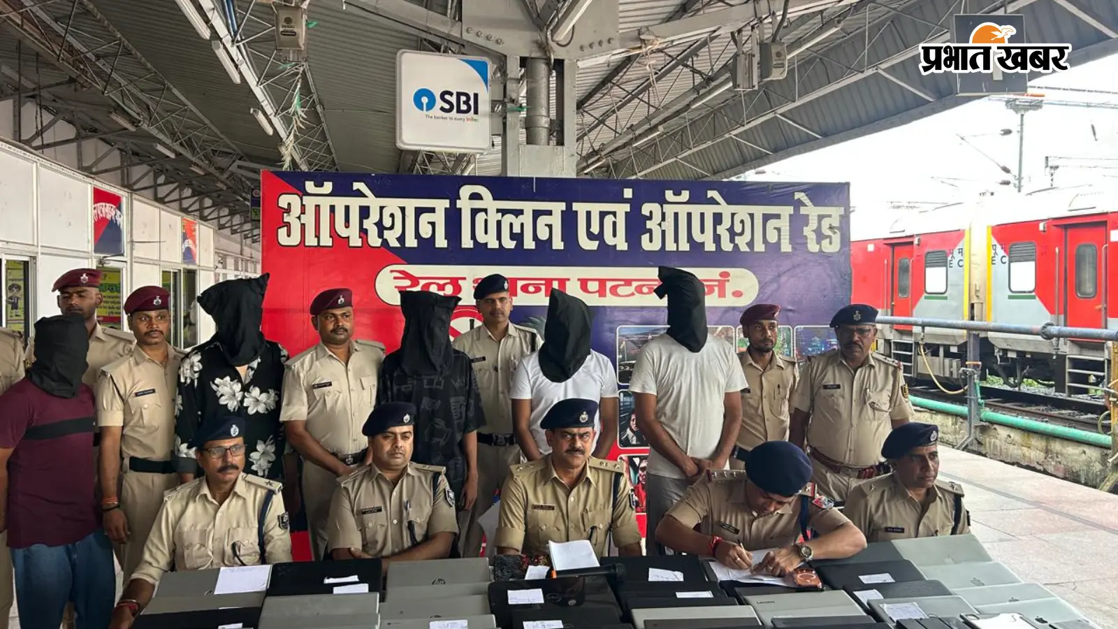पुलिस के साथ गिरफ्तार आरोपी पुलिस के साथ गिरफ्तार आरोपी